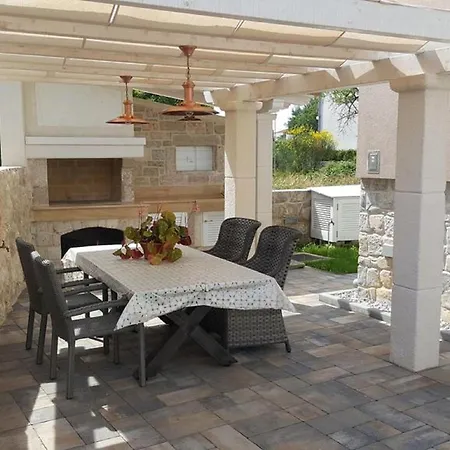 Apartments Villa Rustica St - Two-Bedroom Apartment With Balcony And Shared Pool Prizemlje-2