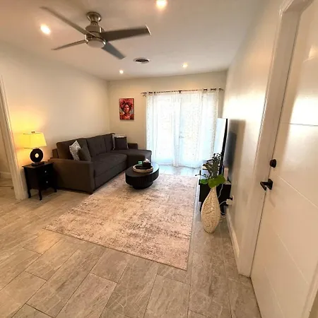 The Pines Hideaway-Wilton Manors-2