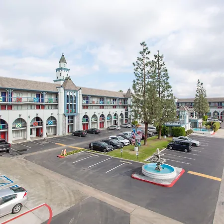 Castle Inn&Suites Anaheim-3