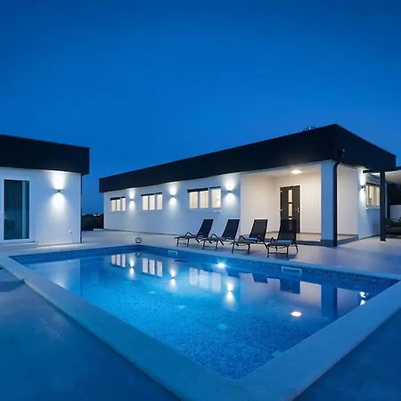 Villa In Pula With Swimming Pool-3