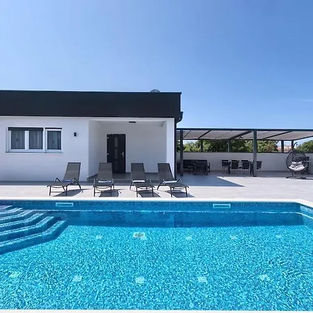 Villa In Pula With Swimming Pool-2