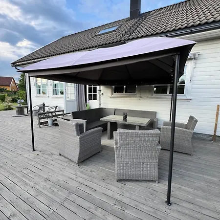 Romslig Enebolig I Grimstad-3