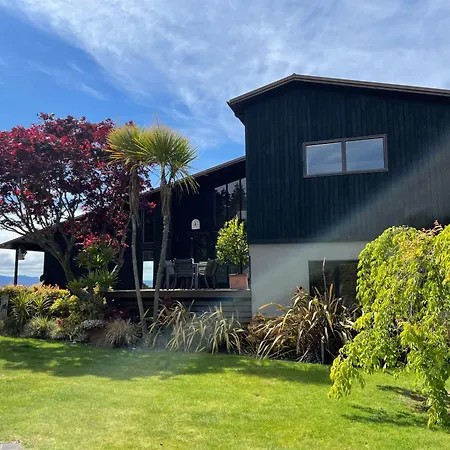 Stunning Panoramic Lakeview , Spa Pool & Privacy-3