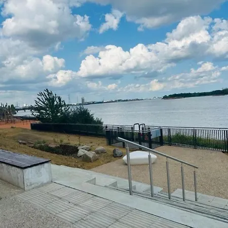 Riverside Homestay For London Excel, London City Airport, O2 & Easy Access To Central London-3