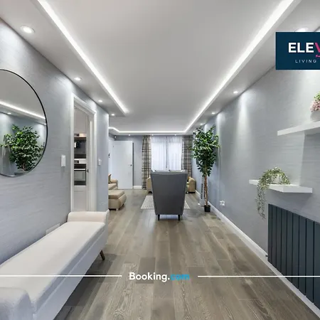 Exclusive Offers I 4 Bedroom House I Free Parking I Sleeps 10 I Elevate Living Estates Short Lets & Serviced Apartments-3