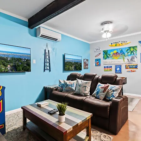 Spectacular Beach House! Arcade Games & Hot Tub! Sleeps 12!-3