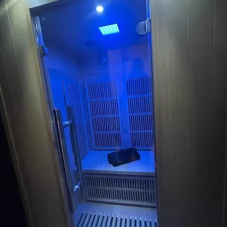 London Luxury Apartment With Private Jacuzzi Hot Tub & Sauna-2