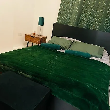London Luxury Apartment With Private Jacuzzi Hot Tub & Sauna-3