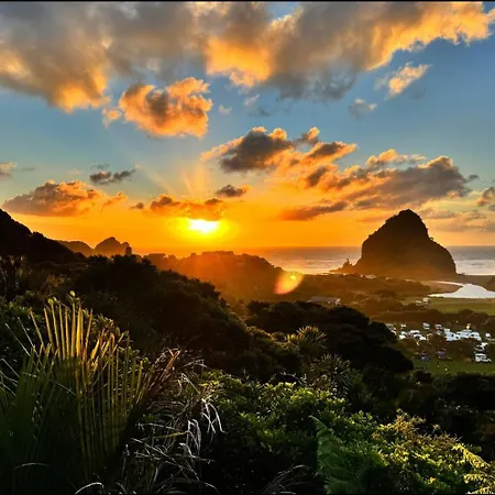 The Little Louise'S Luxury Romantic Retreat With Iconic Piha Views-2