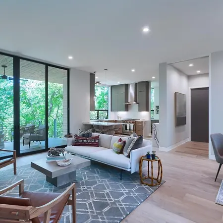 The House Of Yes- Luxury Urban Farm House. Walking Distance To Downtown-2