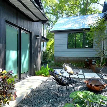 The House Of Yes- Luxury Urban Farm House. Walking Distance To Downtown-3