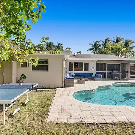 Stylish 4 Bed 2 Bath Pool & Spa-3