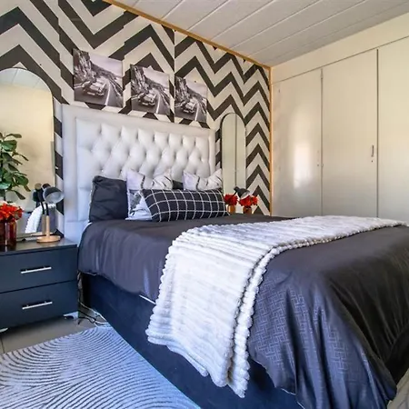 Seaside Apartment In Camps Bay-3