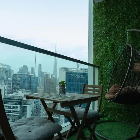 Elevated Living Studio Facing The Burj-2