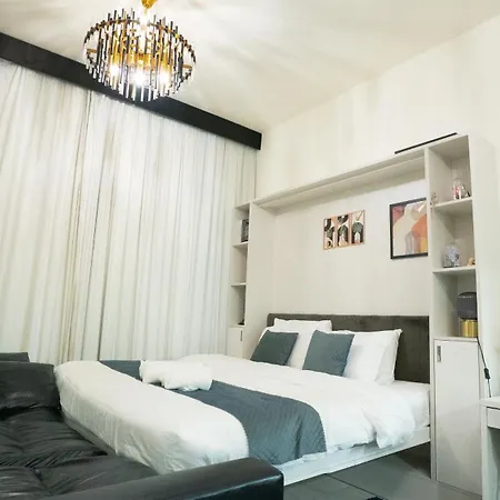 Elevated Living Studio Facing The Burj-3