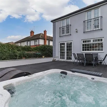 Barwick Retreat Luxury 4 Bed Detached Home Hot Tub Garden Bar-2