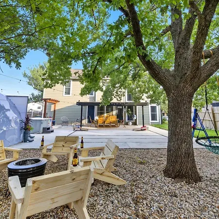 Luxe Family Escape With Games And Hot Tub And Yard-2