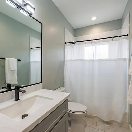 Luxury Retreat | Hot Tub + Game Room Near Dt-3