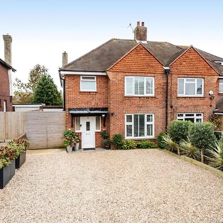 Spacious Hove Home With Free Parking, Hot Tub, 2 Baths And Large Garden By Bluehouse Shortlets Brighton-3