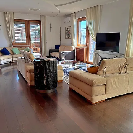 Luxury And Wellness Penthouse With Jacuzzi & Sauna-3
