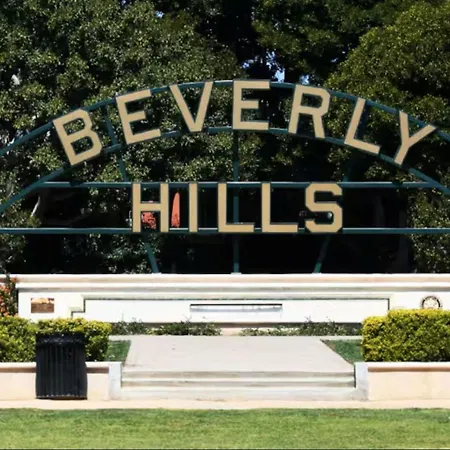 Beverly Hills Luxury, 2 Bedrooms, 2 Baths, Gym, Pool, Jacuzzi, Parking!-2