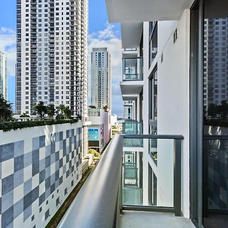 Stylish Apt With Rooftop Pool In Downtown Miami-3