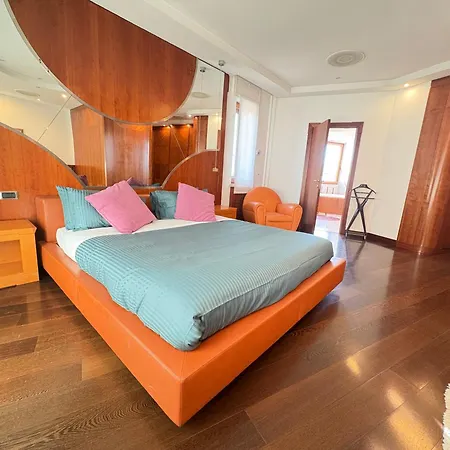 Luxury And Wellness Penthouse With Jacuzzi & Sauna-2