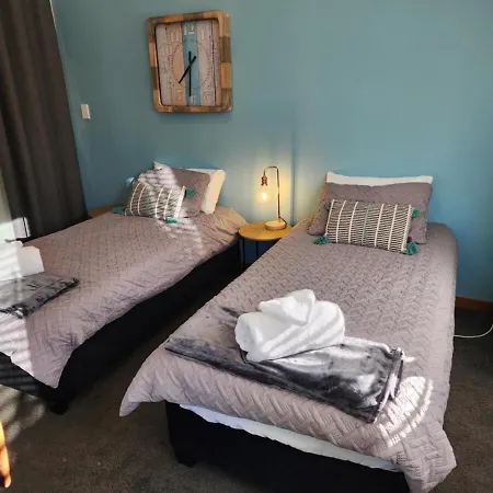 Home On Hagley With Spa Pool & Two Car Parks-3