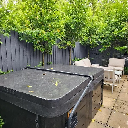 Park & Central City Spa-Pool Escape With Garage-2