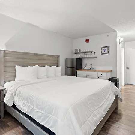 Landmark Resort Studio With King Bed, Kitchenette & Smart Tv-3