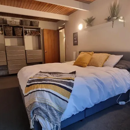 Home On Hagley With Spa Pool & Two Car Parks-2