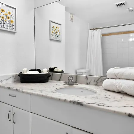 2 Bedroom, 2 Bathroom Plus Den Brickell Condo Pool, Hot Tub, And Gym-3