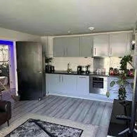 1 Bed Penthouse - Hot Tub - Roof Terrace - Parking-2