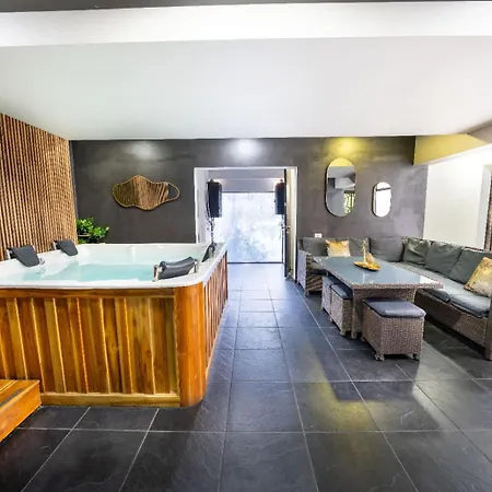6 Bedroom And Jacuzzi 1 Block From Lleras P6-2