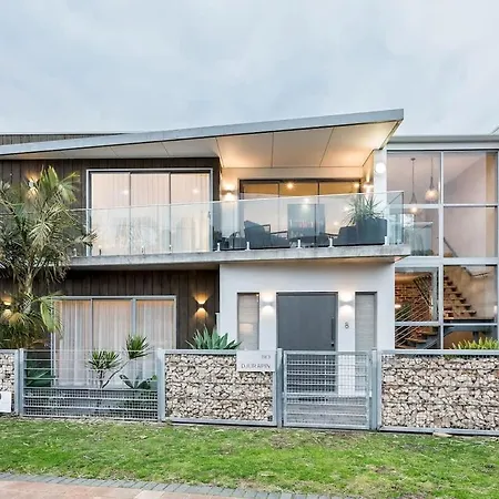 Djurapin - Sophisticated Coastal Haven With Jacuzzi-2