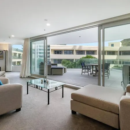 Oceanside Apartment With Pool Views-3