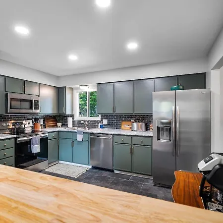 Two Entire Homes With Hot Tubs And Games Sleeps 20-3