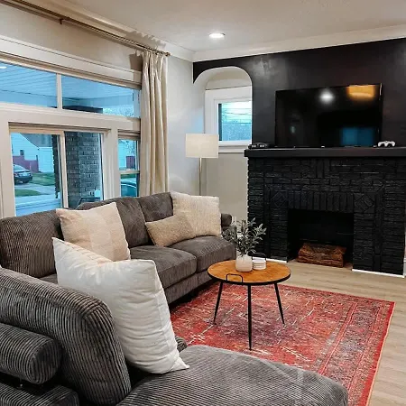 Large 4 Bedroom Recently Renovated With Hot Tub-2
