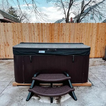 Large 4 Bedroom Recently Renovated With Hot Tub-3