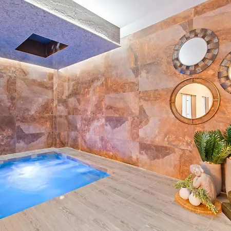 6 Bedroom With Jacuzzi 1 Block From Lleras P10-2