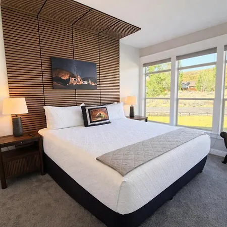 Exclusive Retreats Desert Dream Estate 10 Bedrooms Sleeps 35-3