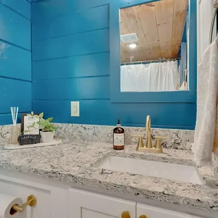 Pops Cabin Lookout Mountain Luxury Tiny Home-3