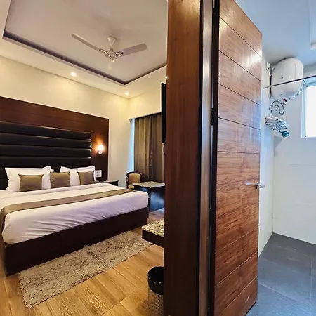 The Woods Hills A Premium Property & Luxury Rooms With Balcony-2