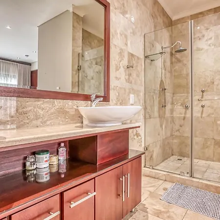 Executive 4 Bedroom Home In A Secured Neighborhood - Luxury, Privacy, And Comfort-2