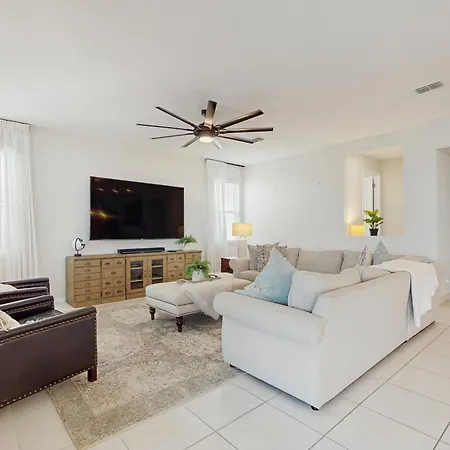 Beautiful Home With Private Pool And Space For The Whole Family-2