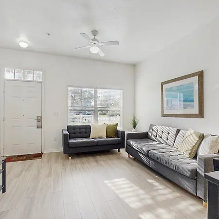 Snowbird-Friendly Condo Near Disney And Orlando With Outdoor Pool, Fast Wifi, W/D-2