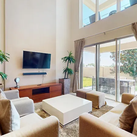 Beautiful Home With Resort Pool And Space For The Whole Family-3