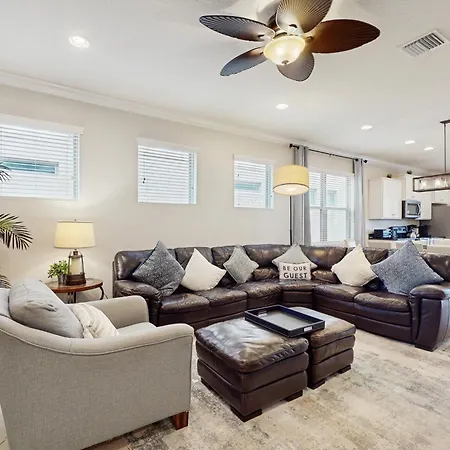 Spacious Resort Style Home W/ Enclosed Pool, Shared Pool & Hot Tub,-Dog Friendly-3