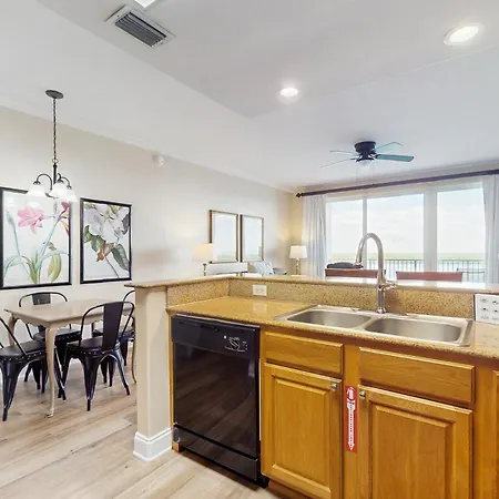 Luxury Lakefront Condo With Balcony, Jetted Tub, Heated Pool & Resort Amenities-3