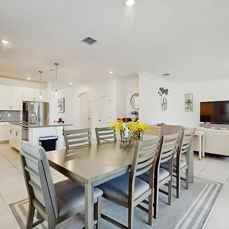 Beautiful Home With Private Pool And Space For The Whole Family-3